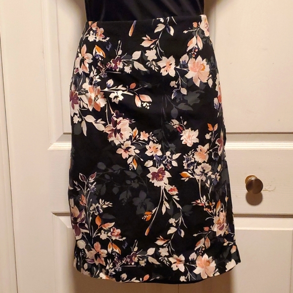 White House Black Market Dresses & Skirts - White House Black Market Women's Black Floral Skirt - Size 14